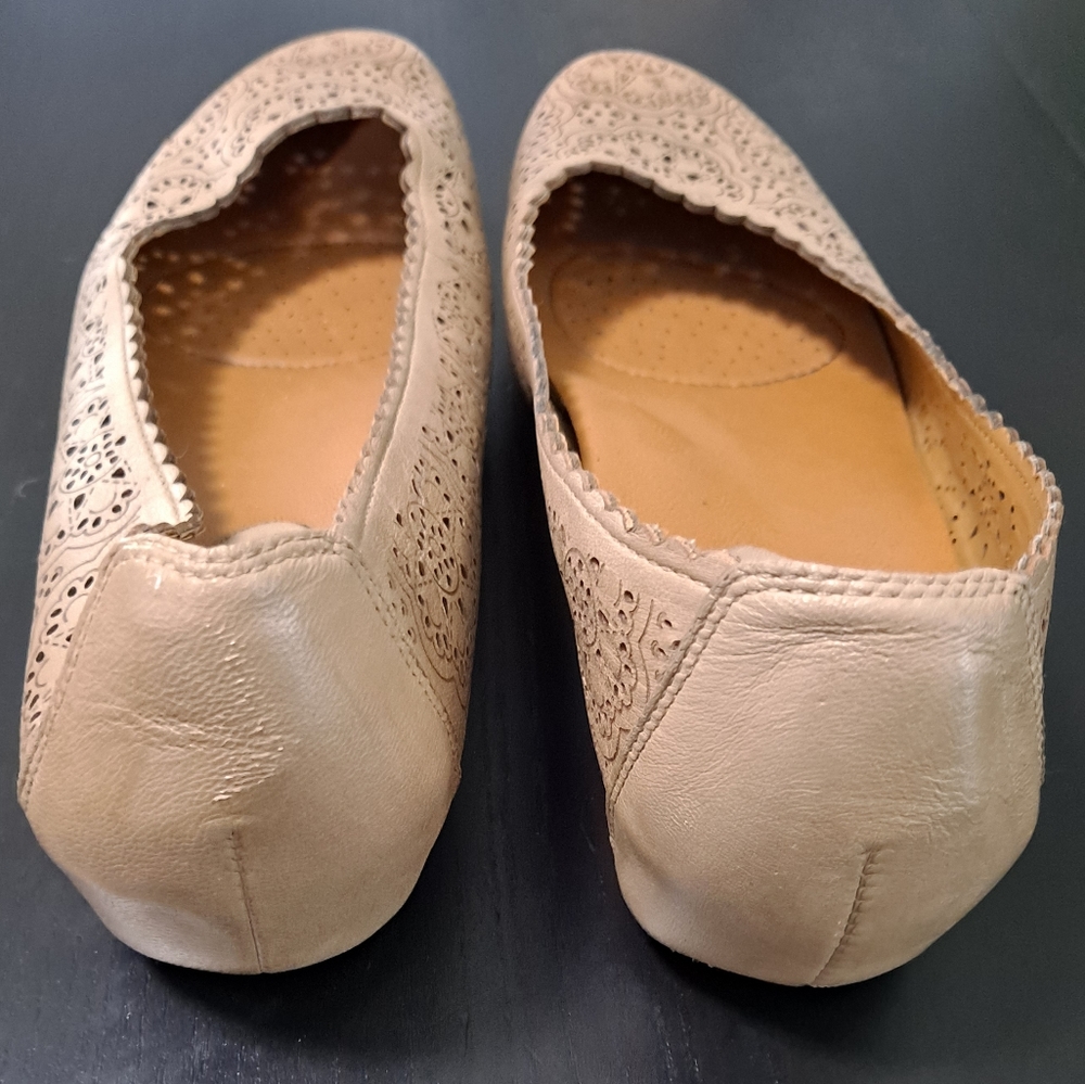 Gorgeous EUC Earthies taupe laser cut leather wedges, 11 - Picture 5 of 9
